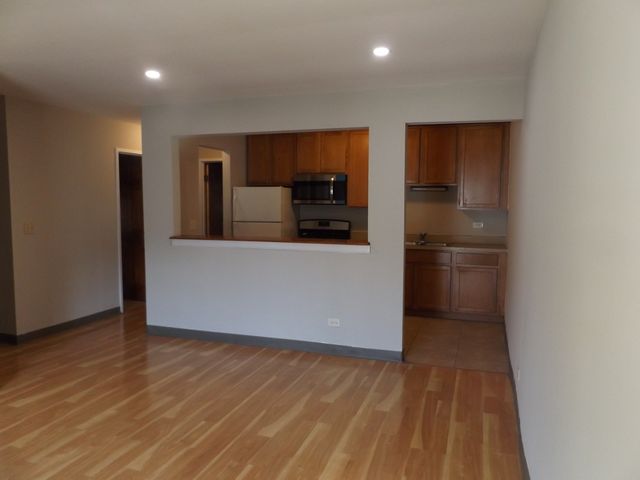 710 W Huntington Commons Road 1A, Mount Prospect, IL 60056