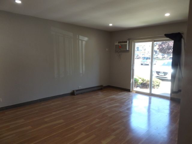 710 W Huntington Commons Road 1A, Mount Prospect, IL 60056