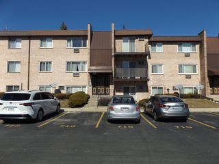 710 W Huntington Commons Road 1A, Mount Prospect, IL 60056