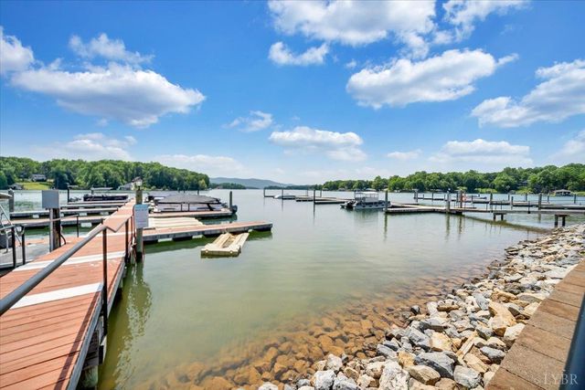 1273 Graves Harbor Trail 348, Huddleston, VA 24104