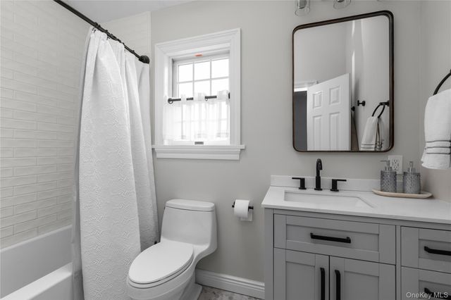 5 Emmet Place, Hicksville, NY 11801