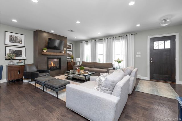 5 Emmet Place, Hicksville, NY 11801