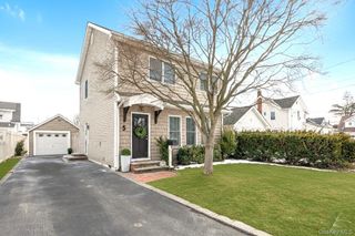 5 Emmet Place, Hicksville, NY 11801