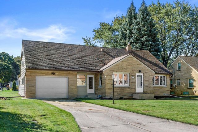 7921 W Whitaker AVENUE, Greenfield, WI 53220