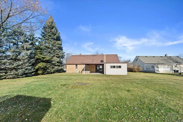 7921 W Whitaker AVENUE, Greenfield, WI 53220
