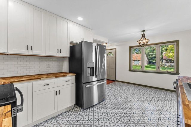 7921 W Whitaker AVENUE, Greenfield, WI 53220