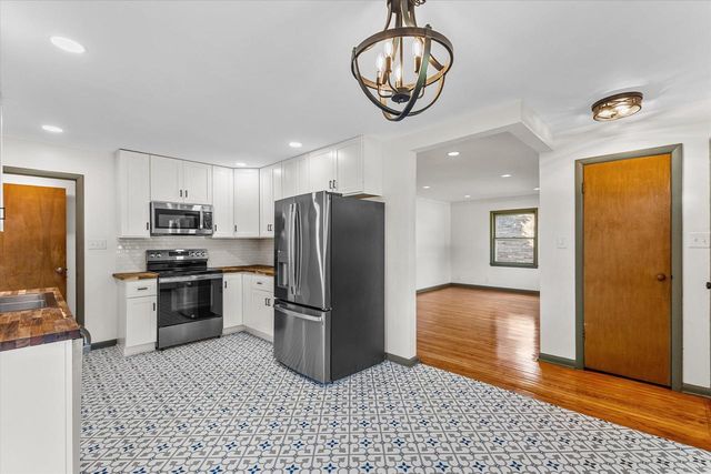 7921 W Whitaker AVENUE, Greenfield, WI 53220