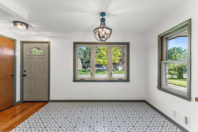 7921 W Whitaker AVENUE, Greenfield, WI 53220