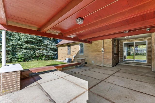 7921 W Whitaker AVENUE, Greenfield, WI 53220