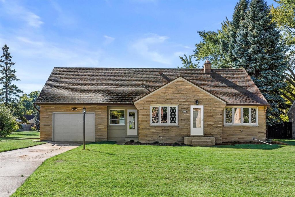 7921 W Whitaker AVENUE, Greenfield, WI 53220