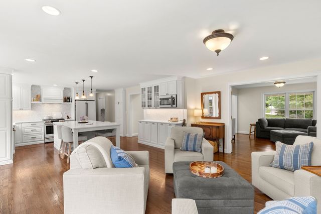 72 Alpine Way, Tyngsborough, MA 01879