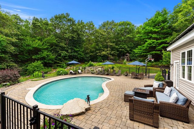 72 Alpine Way, Tyngsborough, MA 01879