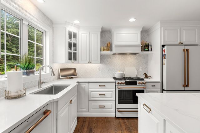 72 Alpine Way, Tyngsborough, MA 01879
