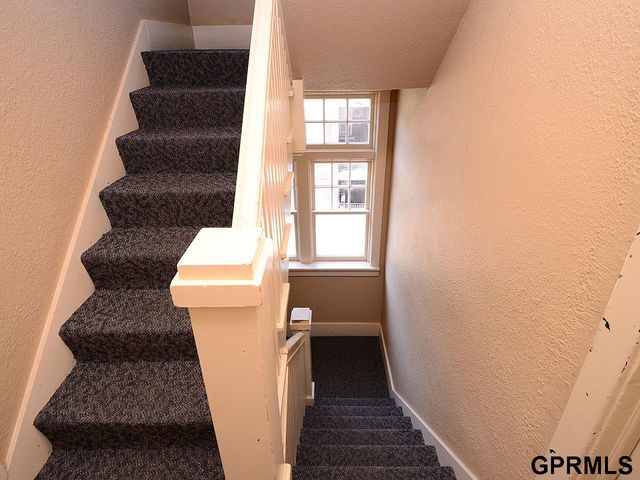 649 S 19th Avenue, Omaha, NE 68102