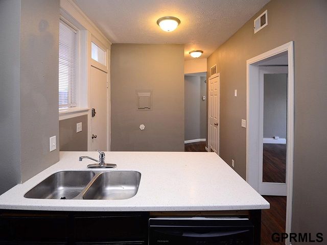649 S 19th Avenue, Omaha, NE 68102