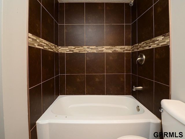 649 S 19th Avenue, Omaha, NE 68102