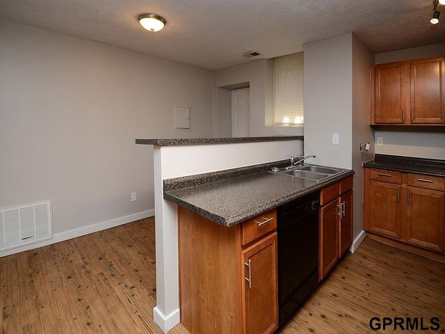 649 S 19th Avenue, Omaha, NE 68102