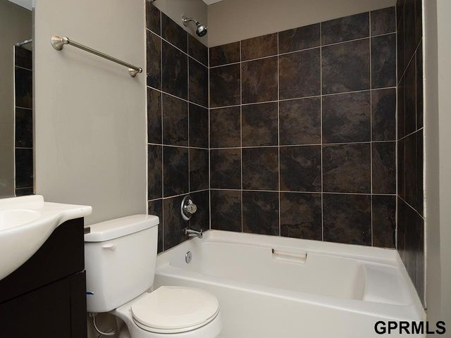 649 S 19th Avenue, Omaha, NE 68102