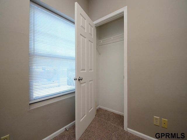 649 S 19th Avenue, Omaha, NE 68102