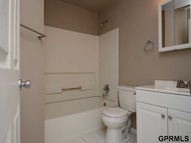 649 S 19th Avenue, Omaha, NE 68102