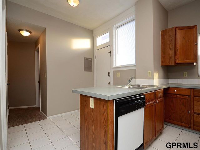 649 S 19th Avenue, Omaha, NE 68102
