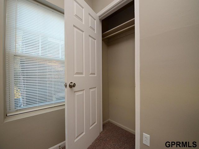 649 S 19th Avenue, Omaha, NE 68102