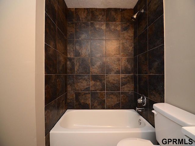 649 S 19th Avenue, Omaha, NE 68102