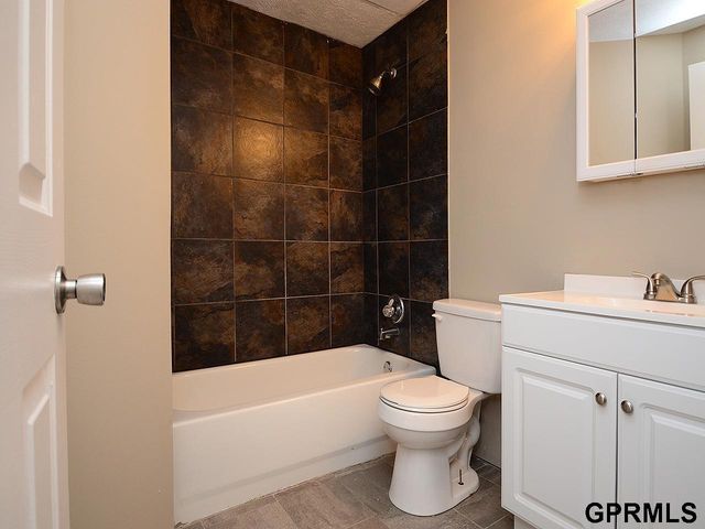 649 S 19th Avenue, Omaha, NE 68102