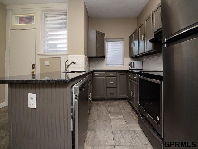 649 S 19th Avenue, Omaha, NE 68102