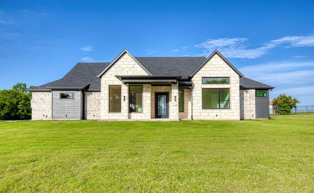 1376 Shadow Lakes Drive, Wills Point, TX 75169