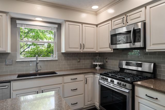 4500 Huntwicke Drive, Hilliard, OH 43026