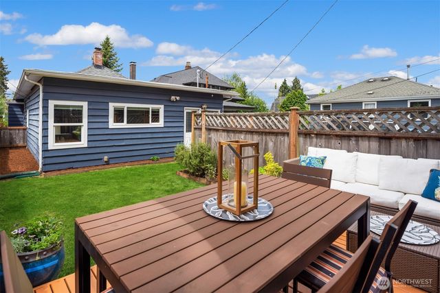 2418 Queen Anne Avenue N, Seattle, WA 98109