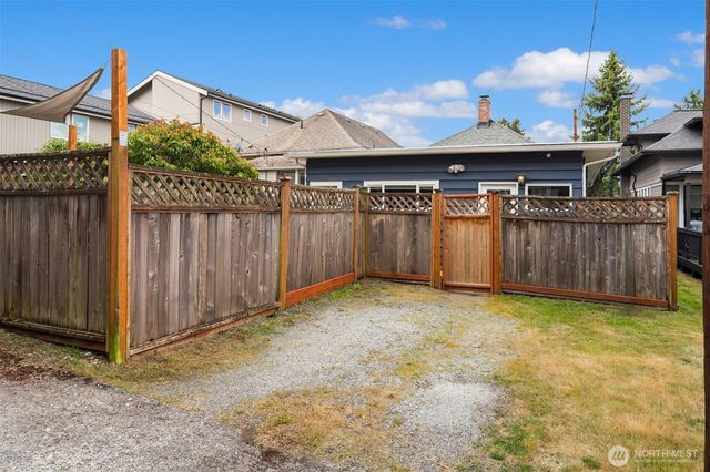 2418 Queen Anne Avenue N, Seattle, WA 98109