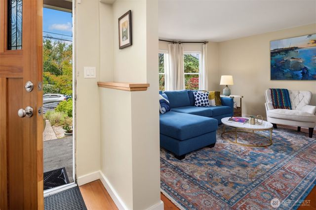 2418 Queen Anne Avenue N, Seattle, WA 98109