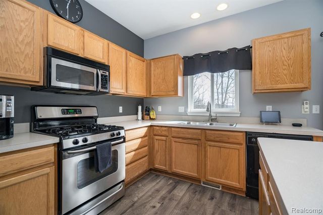 432 Otter Run Road, Holly, MI 48442