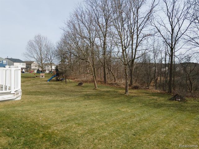 432 Otter Run Road, Holly, MI 48442