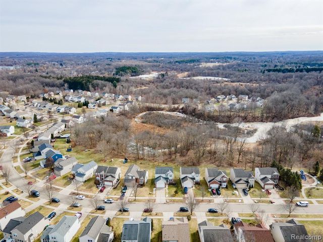 432 Otter Run Road, Holly, MI 48442