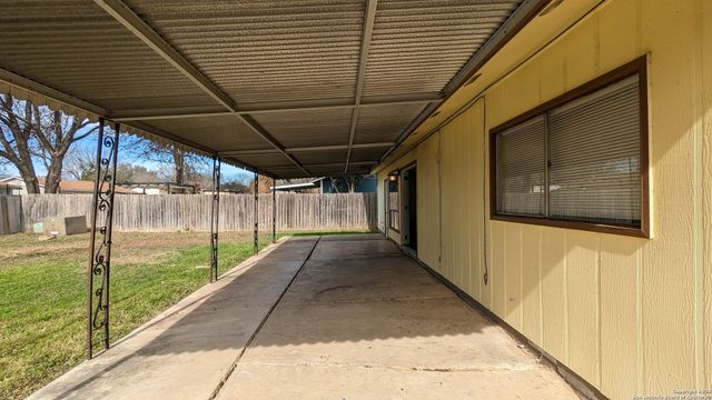 5927 CLIFF ROCK DR, San Antonio, TX 78250