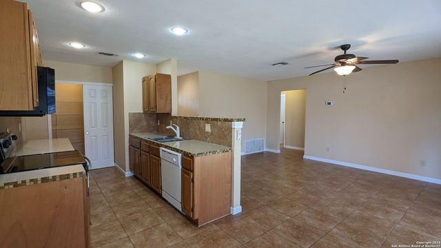 5927 CLIFF ROCK DR, San Antonio, TX 78250