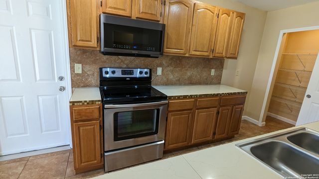 5927 CLIFF ROCK DR, San Antonio, TX 78250