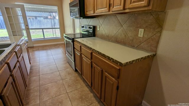 5927 CLIFF ROCK DR, San Antonio, TX 78250