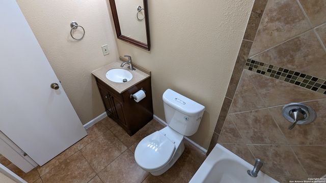 5927 CLIFF ROCK DR, San Antonio, TX 78250