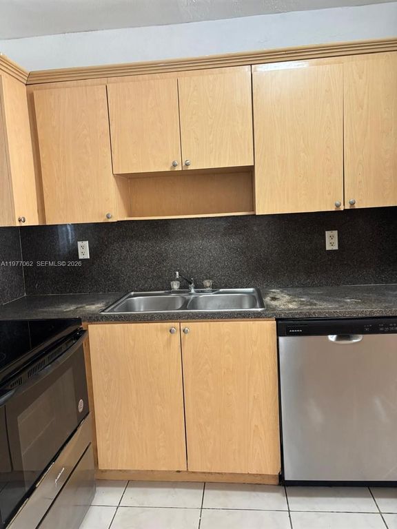 940 NE 170th St 120, North Miami Beach, FL 33162