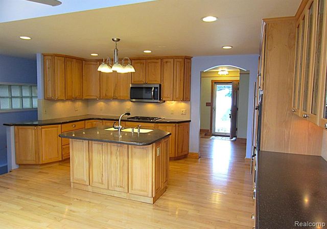 52477 Pappy Lane, Shelby Twp, MI 48316