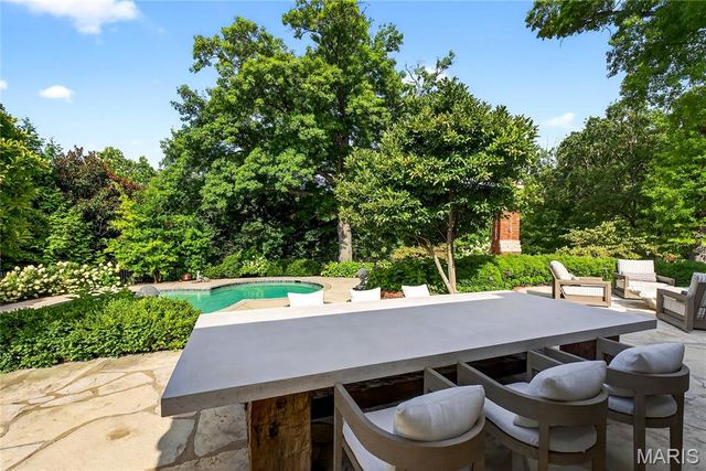 1359 S Mason Road, St Louis, MO 63131