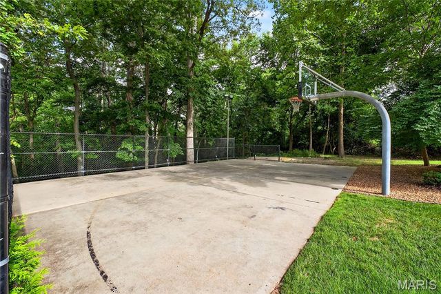 1359 S Mason Road, St Louis, MO 63131