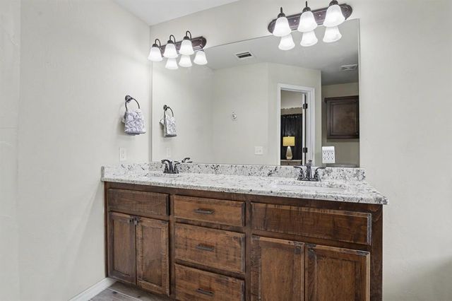 1305 Leigh Circle, Yukon, OK 73099