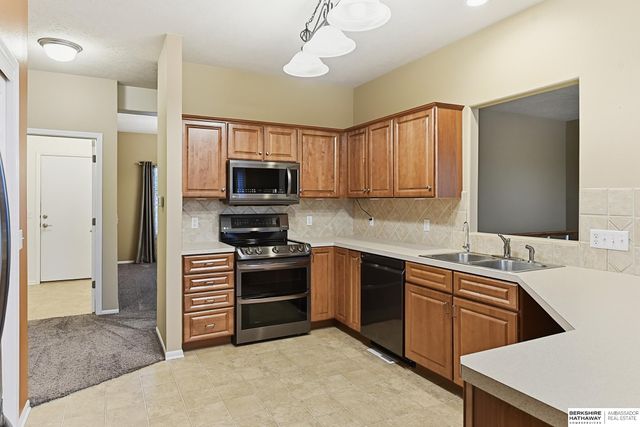 6137 N 146th Street, Omaha, NE 68116