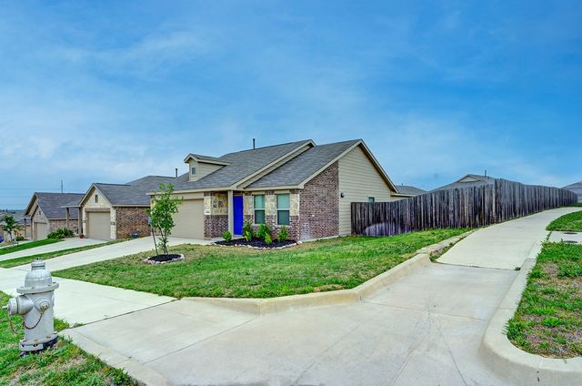 8409 Hollow Bend Street, Fort Worth, TX 76123
