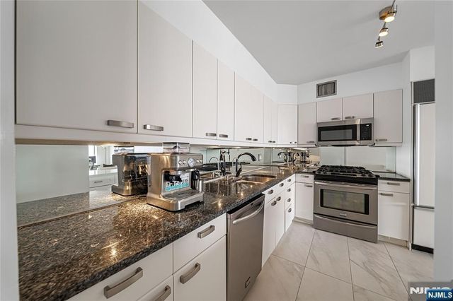 6 Horizon Road 1605, Fort Lee, NJ 07024